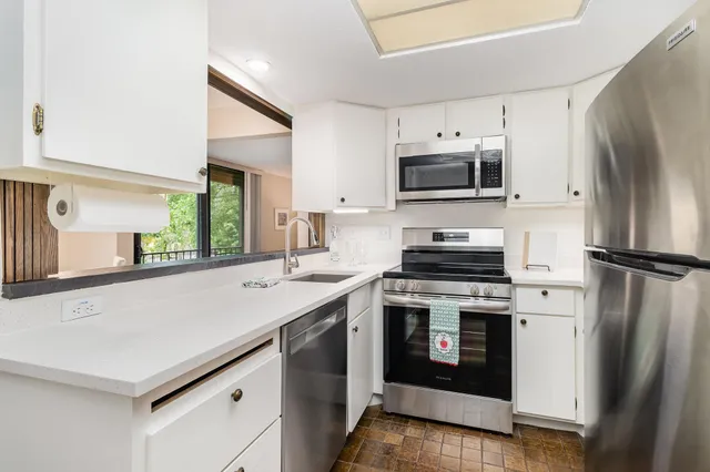 $199,900 | 6085 Lincoln Drive, Unit 220, Edina, MN 55436