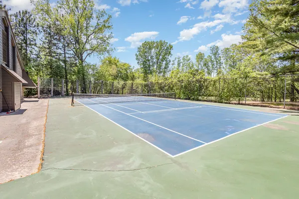 $185,000 | 6085 Lincoln Drive, Unit 220, Edina, MN 55436