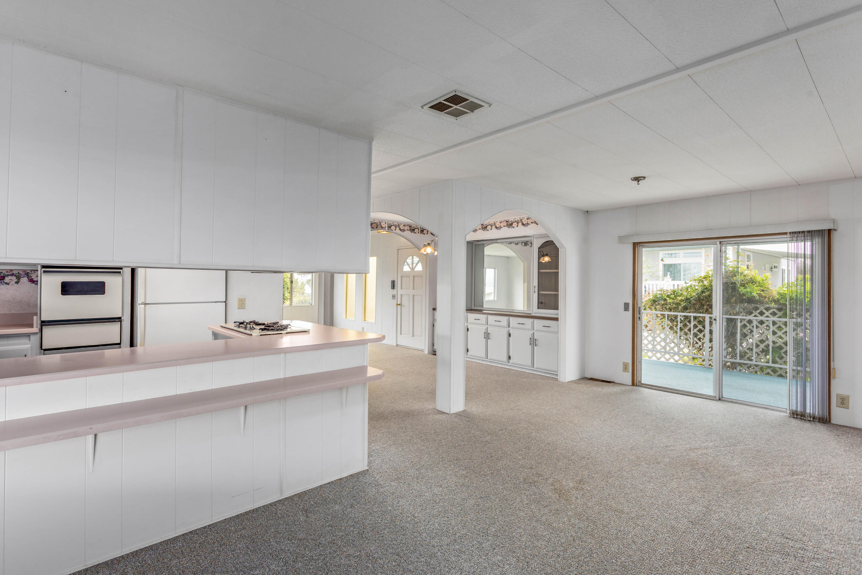 6180 Via Real, Unit 40 Carpinteria, CA 93013 - Photo 5 of 22 Dining area/living room
