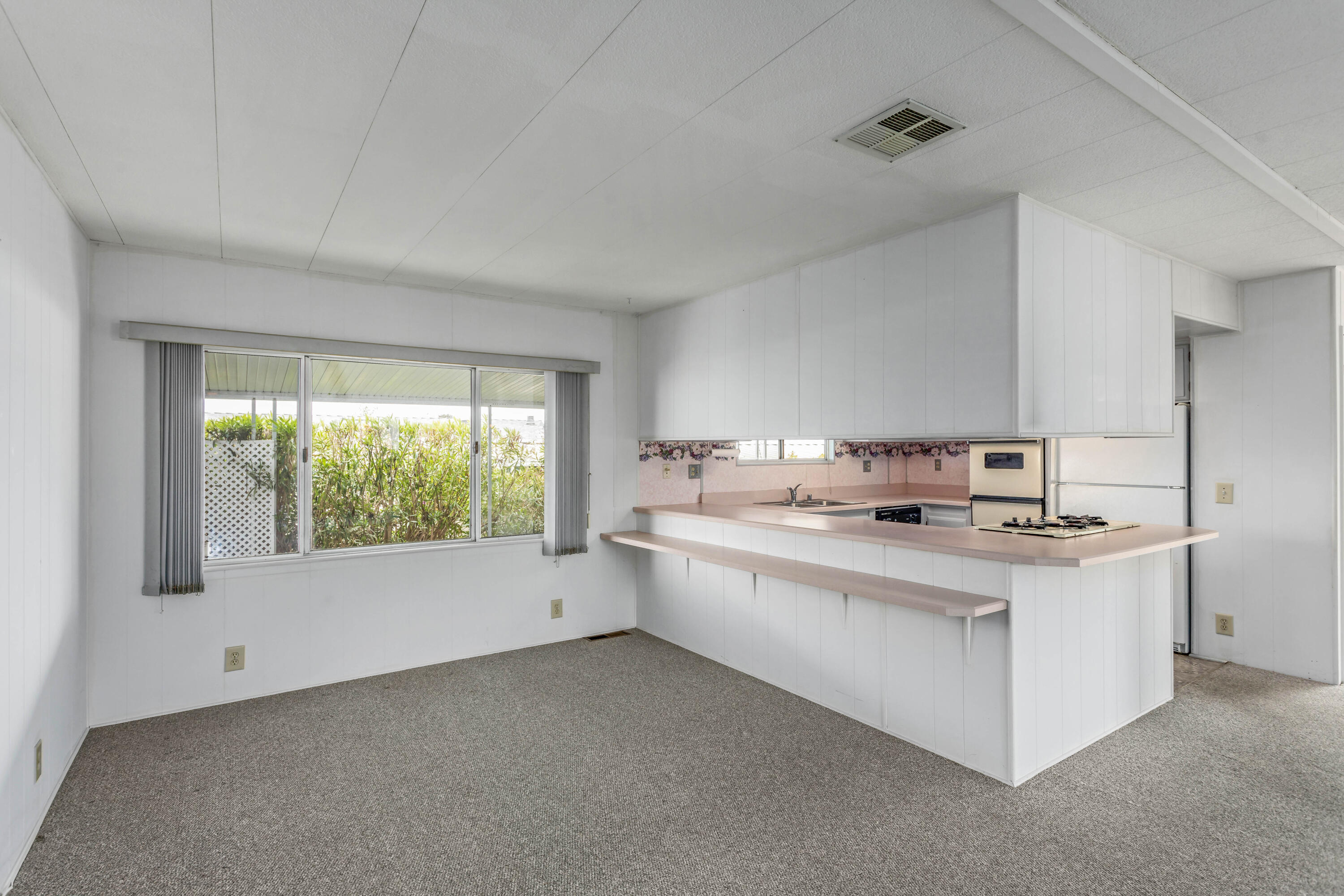 6180 Via Real, Unit 40 Carpinteria, CA 93013 - Photo 6 of 22 Dining area