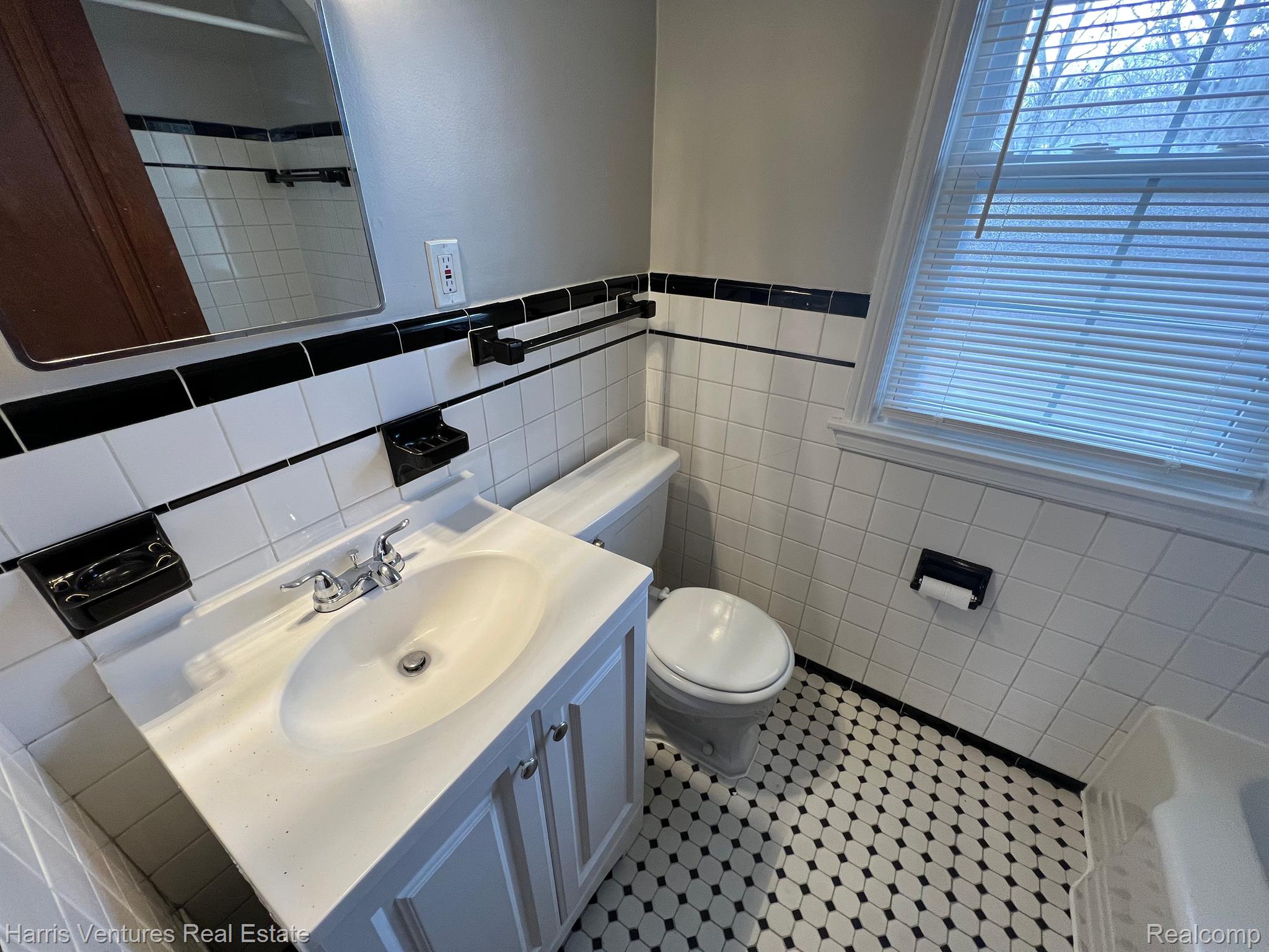 21700-06 Moross Road Grosse Pointe, MI 48236 - Photo 10 of 15 Full Bath (2nd floor)