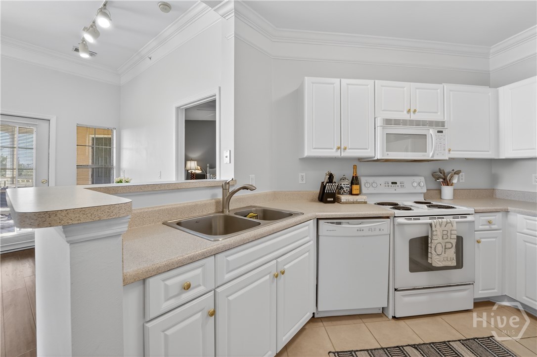 2136 Whitemarsh Way Savannah, GA 31410 - Photo 7 of 32