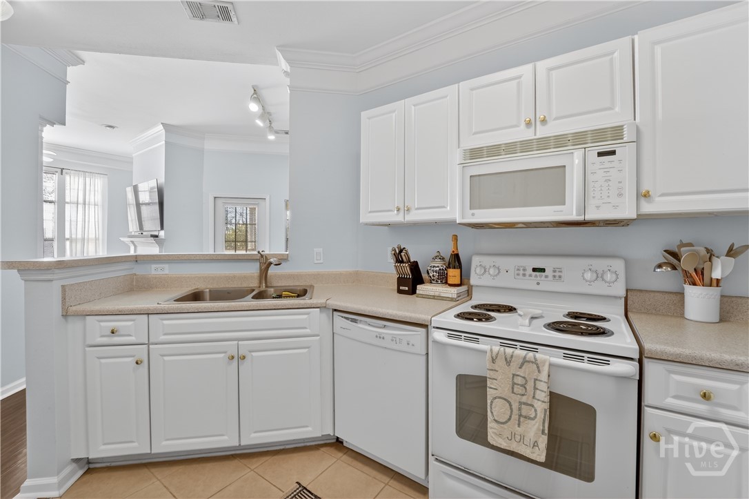 2136 Whitemarsh Way Savannah, GA 31410 - Photo 8 of 32