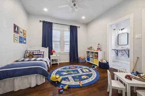 $925,000 | 211 East 24th Street, Houston, TX 77008