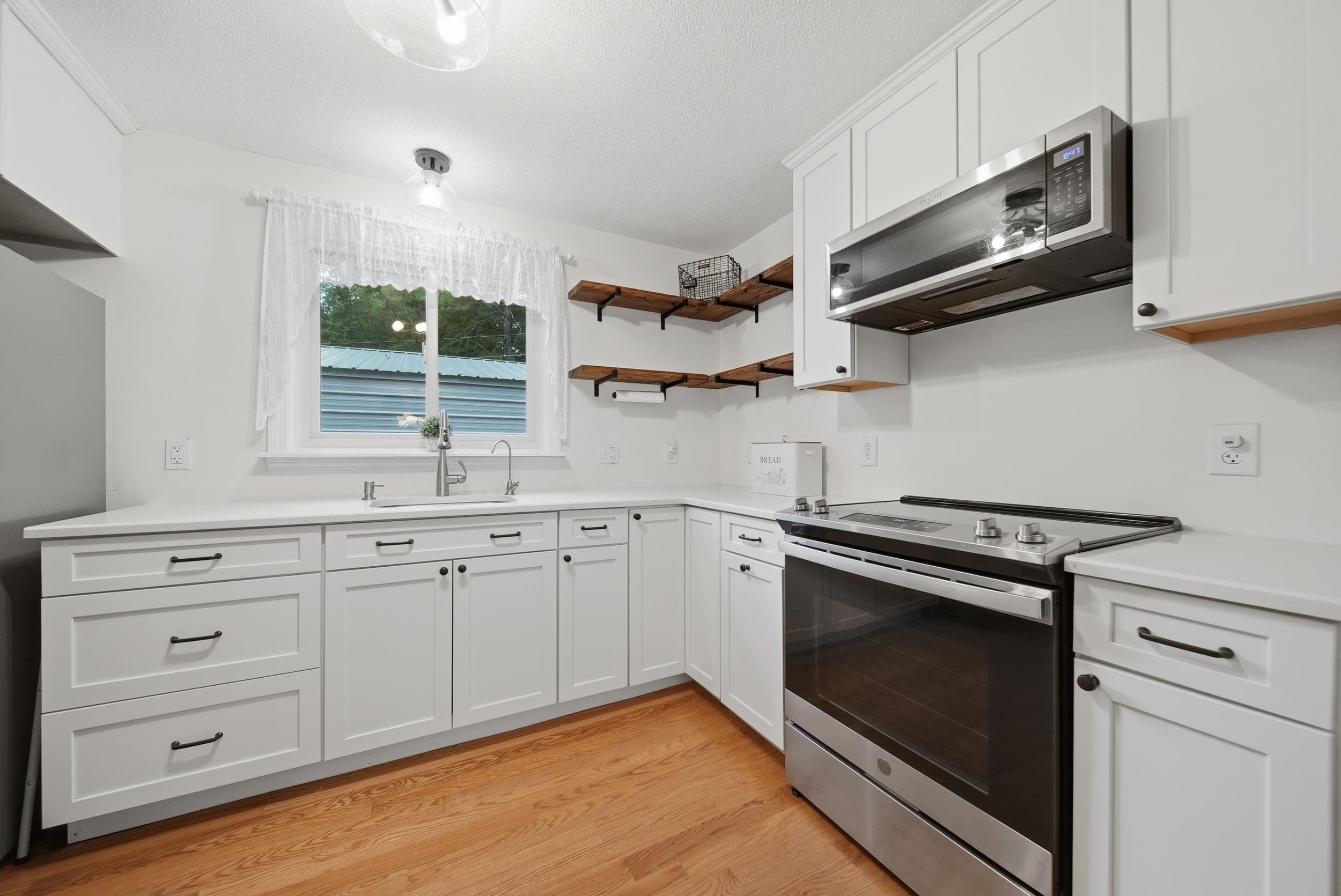288 Island Pond Road Derry, NH 03038 - Photo 5 of 46