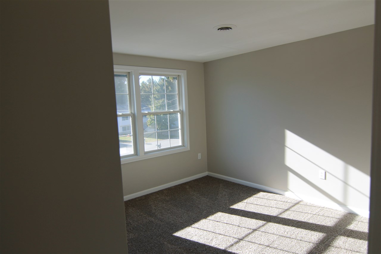 29 Baltimore Road Nashua, NH 03062 - Photo 2 of 12