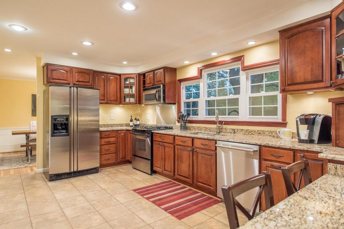 2370 McCoy Road Columbus, OH 43220 - Photo 6 of 30