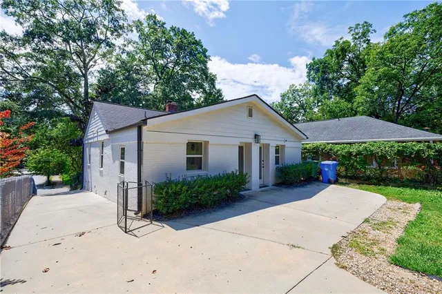 a view of a backyard