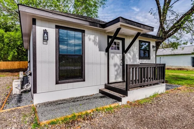 $335,000 | 112 Gazley Street, Smithville, TX 78957