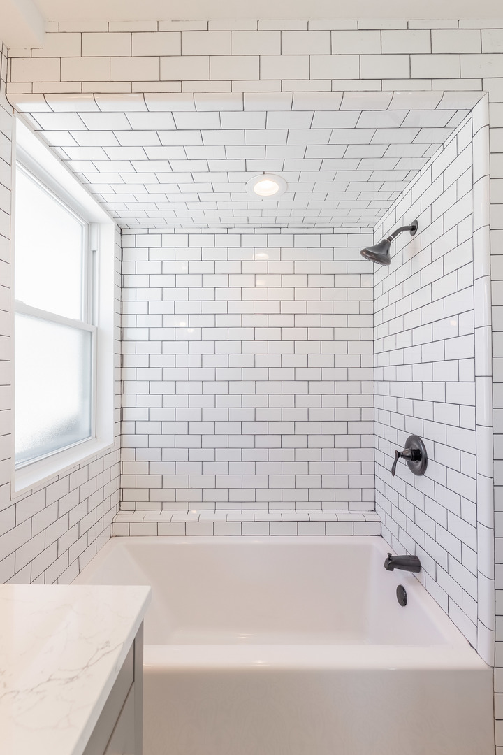 9160 South Hamilton Avenue Chicago, IL 60643 - Photo 27 of 53 a bathroom with a bathtub and a sink