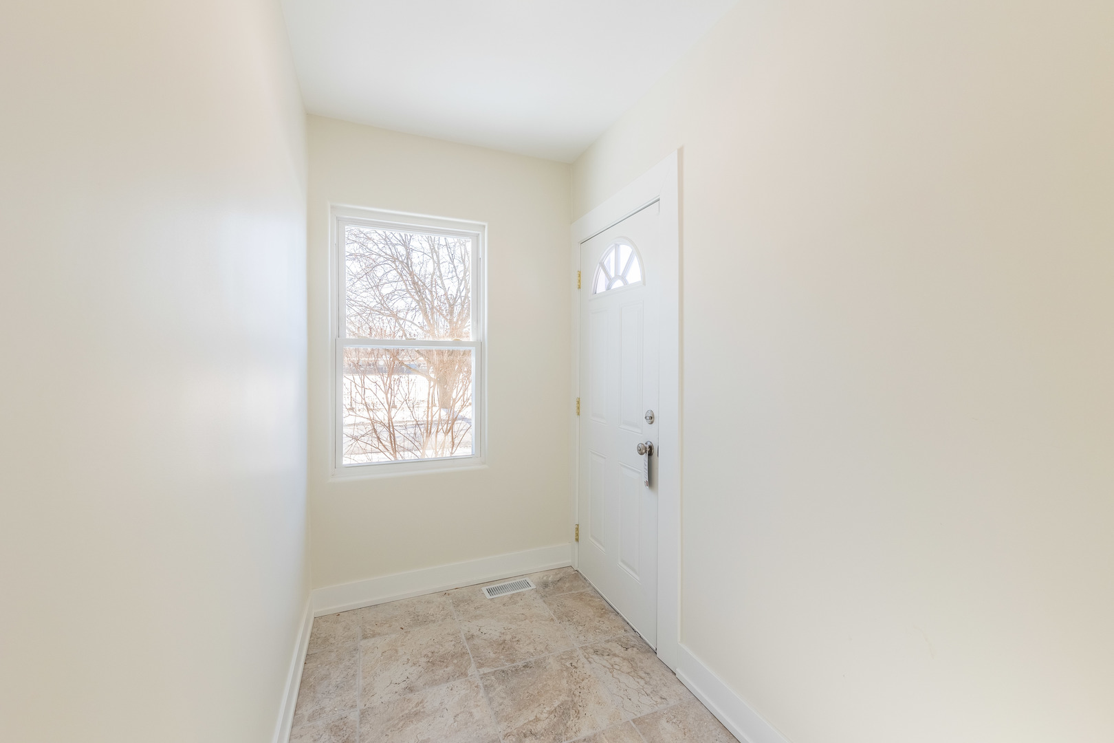 9160 South Hamilton Avenue Chicago, IL 60643 - Photo 37 of 53 an empty room with windows