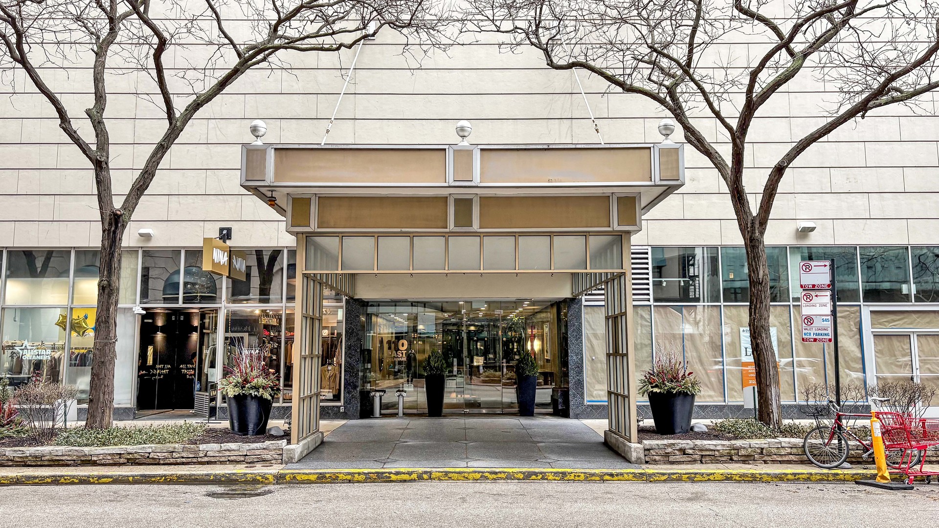 110 East Delaware Place, Unit 401 Chicago, IL 60611 - Photo 2 of 17