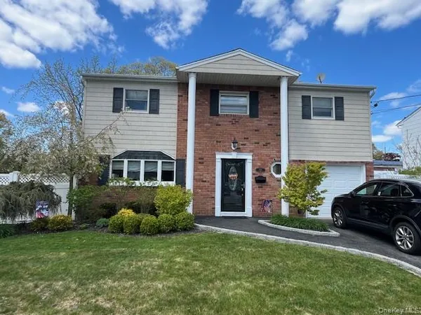 $789,000 | 385 Garden Street, West Islip, NY 11795