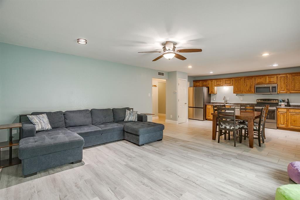 800 Poe Street Azle, TX 76020 - Photo 4 of 31