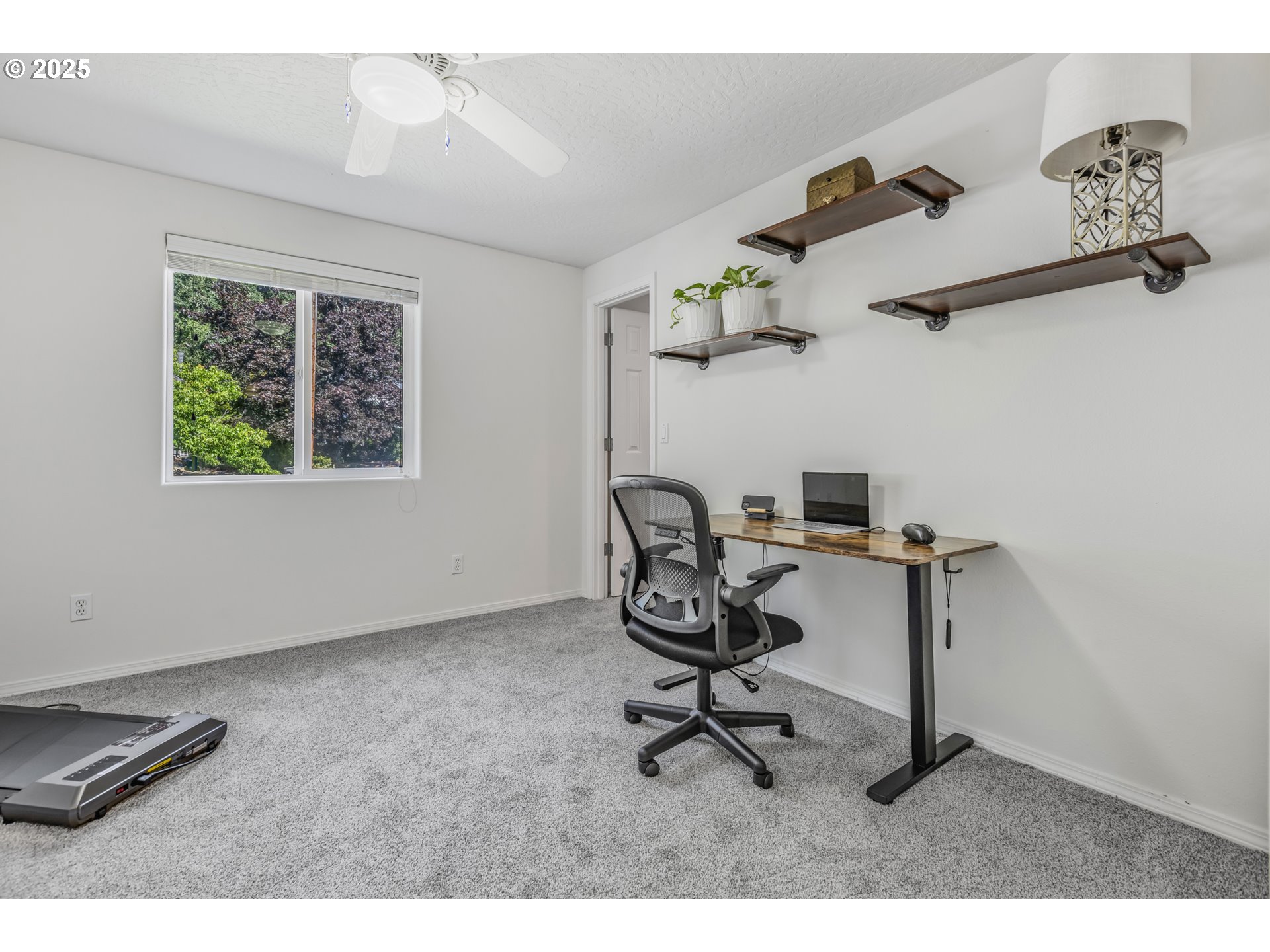 1580 South 60th Street Springfield, OR 97478 - Photo 19 of 36 a workspace with furniture and a window