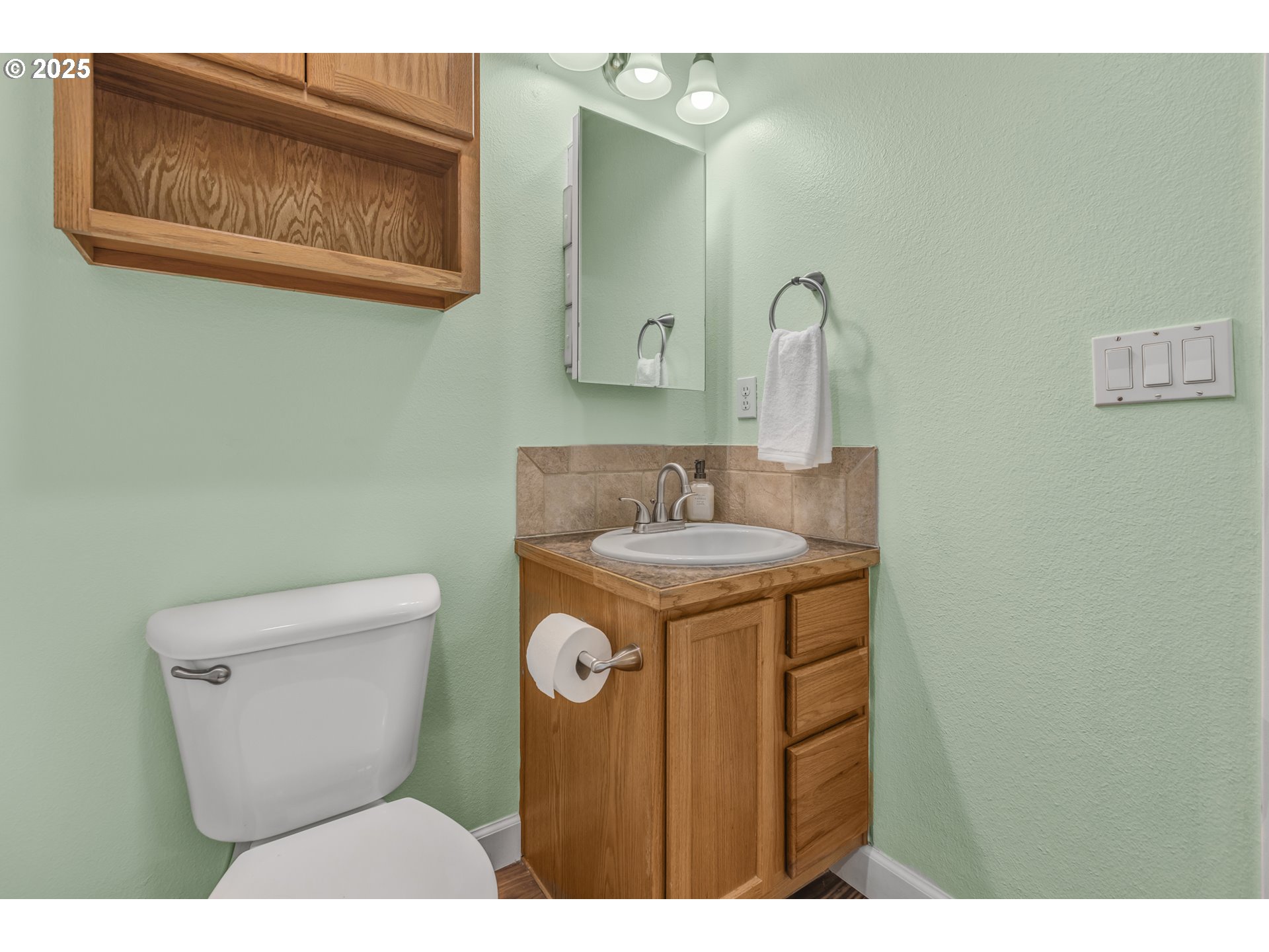 1580 South 60th Street Springfield, OR 97478 - Photo 28 of 36 a bathroom with a sink and a toilet