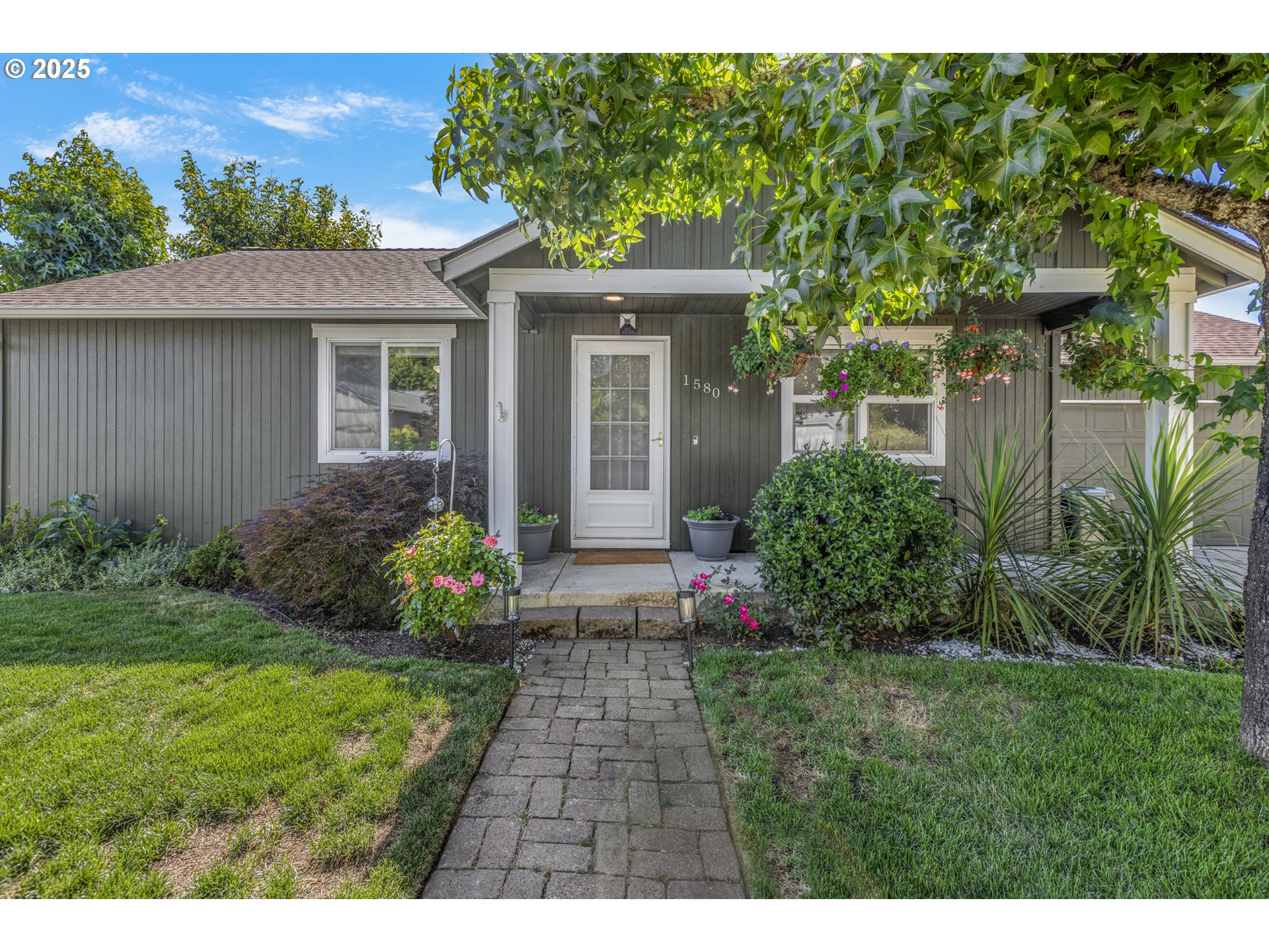 1580 South 60th Street Springfield, OR 97478 - Photo 5 of 36 a view of a house with a garden