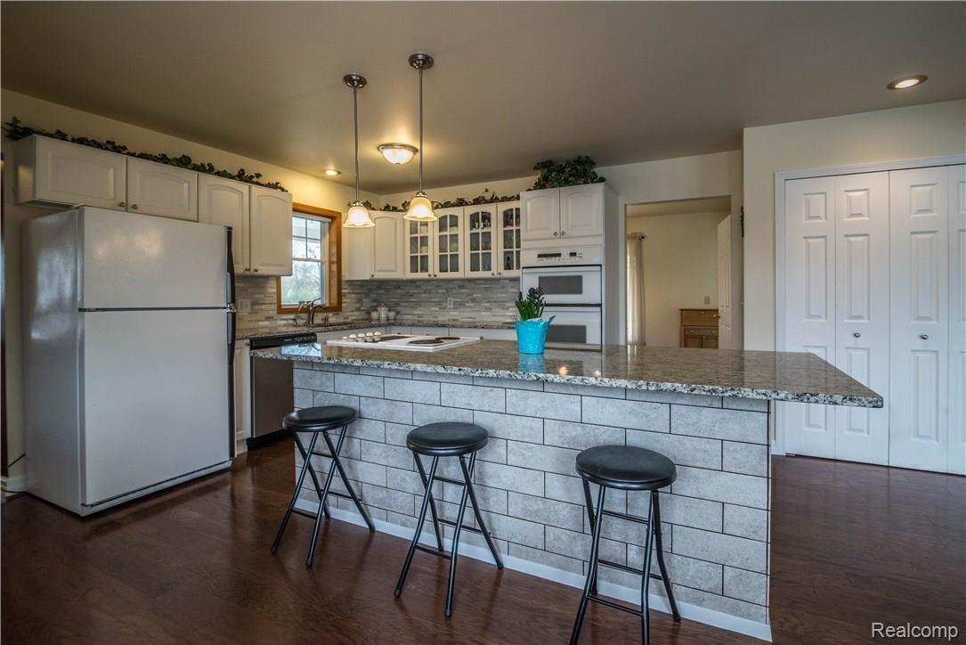 6289 Golf Club Road Howell, MI 48843 - Photo 6 of 35 6 kitchen.jpg