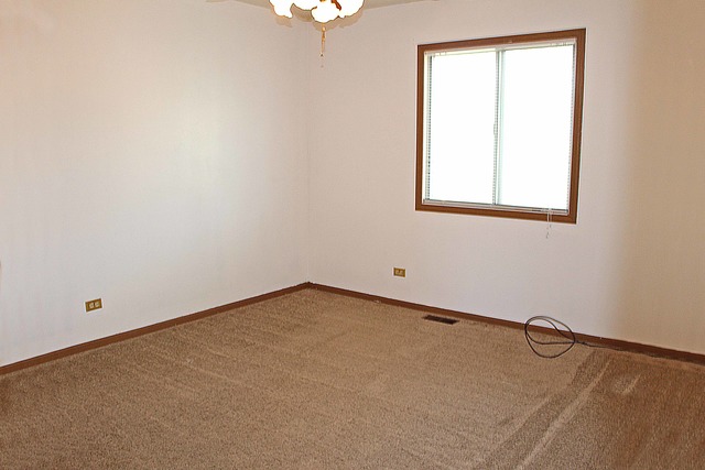 461 Minnesota Circle Carol Stream, IL 60188 - Photo 11 of 15 an empty room with a window