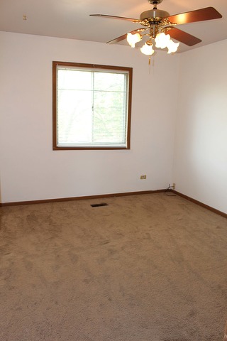 461 Minnesota Circle Carol Stream, IL 60188 - Photo 12 of 15 an empty room with a window