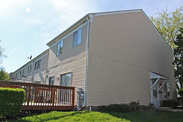 461 Minnesota Circle Carol Stream, IL 60188 - Photo 3 of 15 a view of a house with a yard