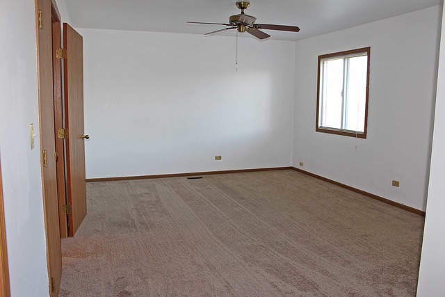 461 Minnesota Circle Carol Stream, IL 60188 - Photo 9 of 15 an empty room with a window