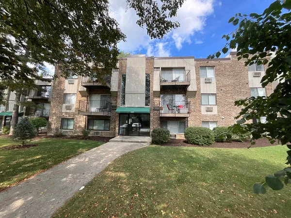 $1,545 | 1477 North Winslowe Drive, Unit 302, Palatine, IL 60074