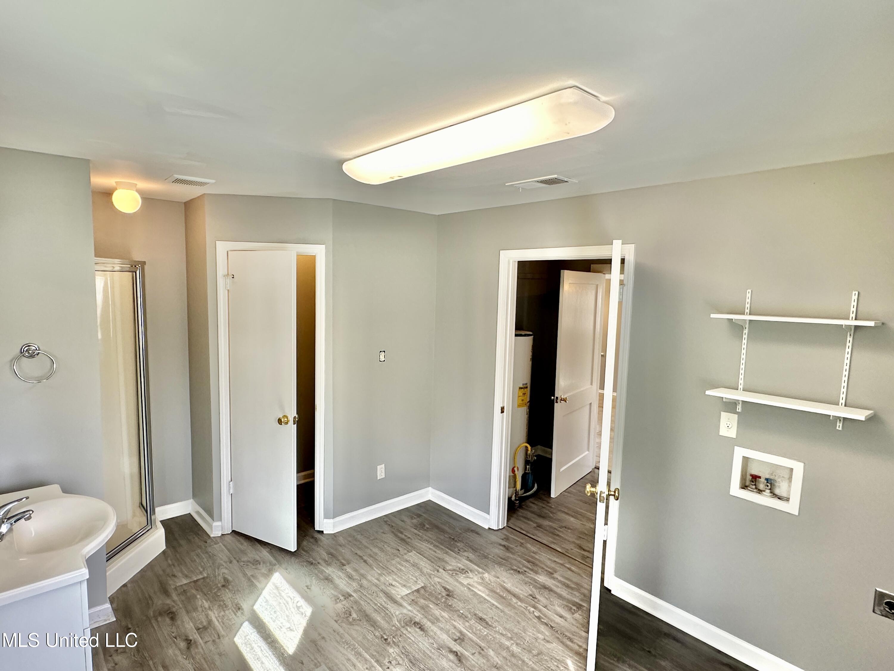 5559 McCracken Road Hernando, MS 38632 - Photo 5 of 21 Laundry/Bathroom