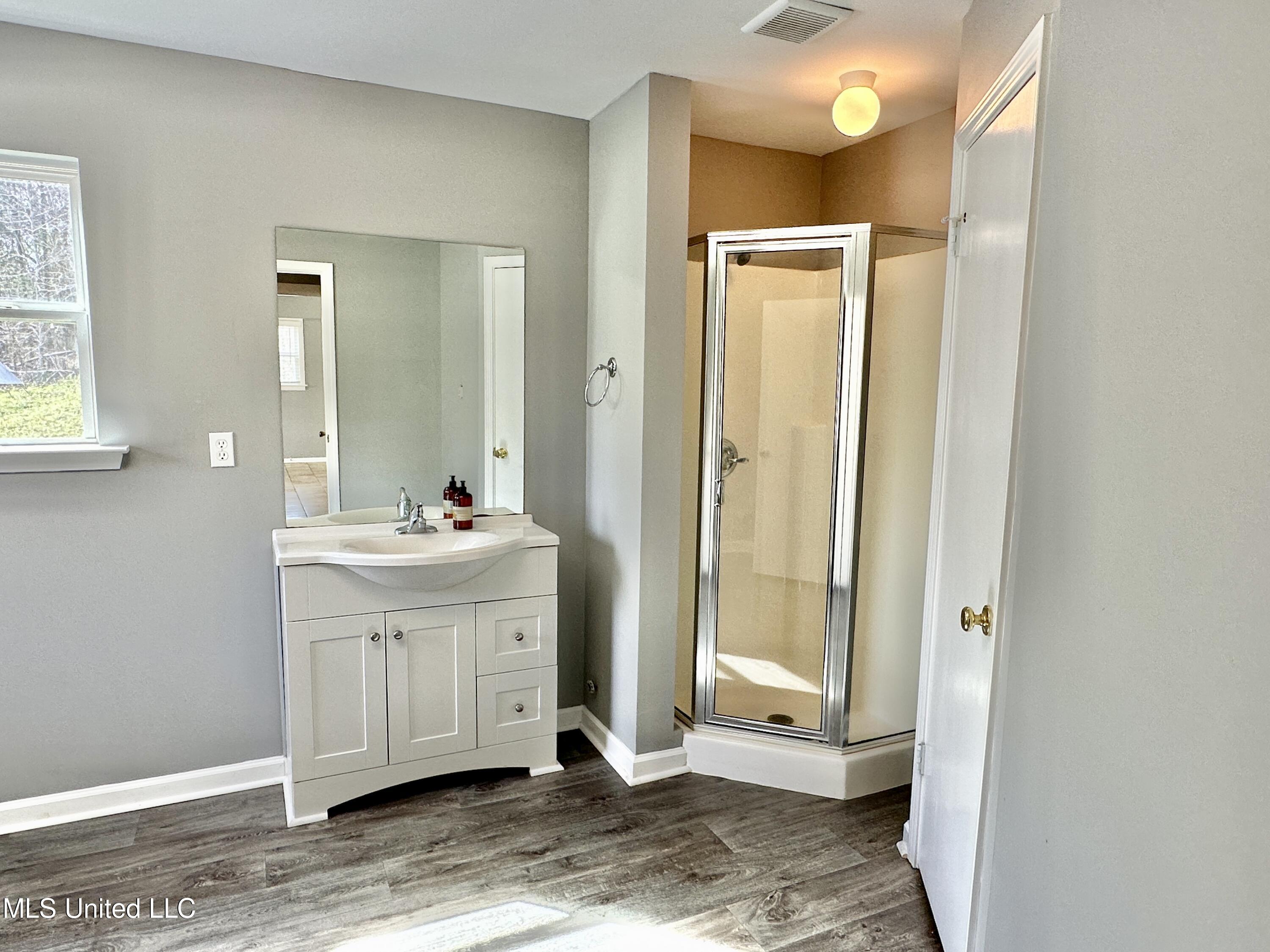 5559 McCracken Road Hernando, MS 38632 - Photo 6 of 21 Laundry/Bathroom