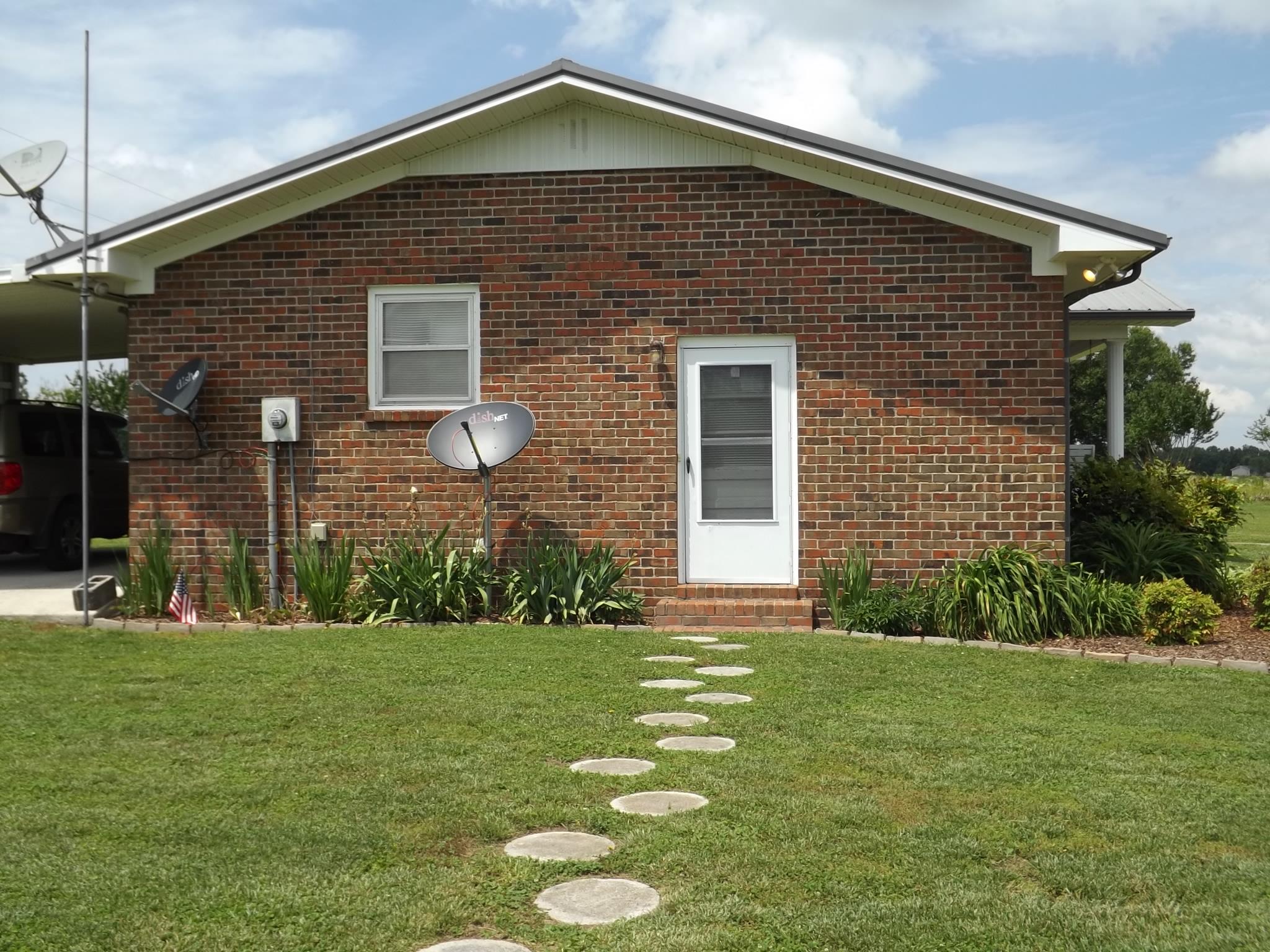 154 Hodge Road Manchester, TN 37355 - Photo 4 of 20 a front view of a house with garden