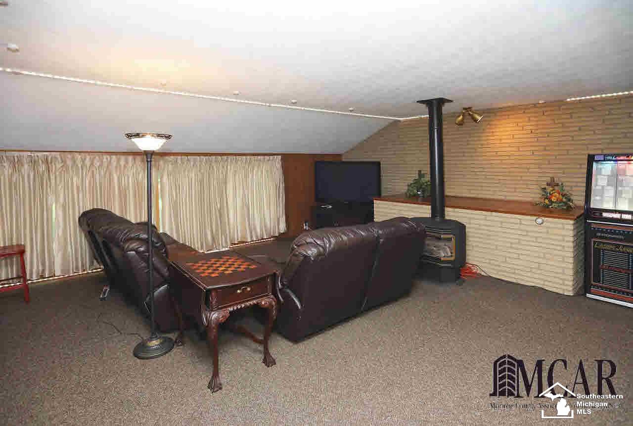 7586 Douglas Road Lambertville, MI 48144 - Photo 13 of 28 21374344-12.JPG