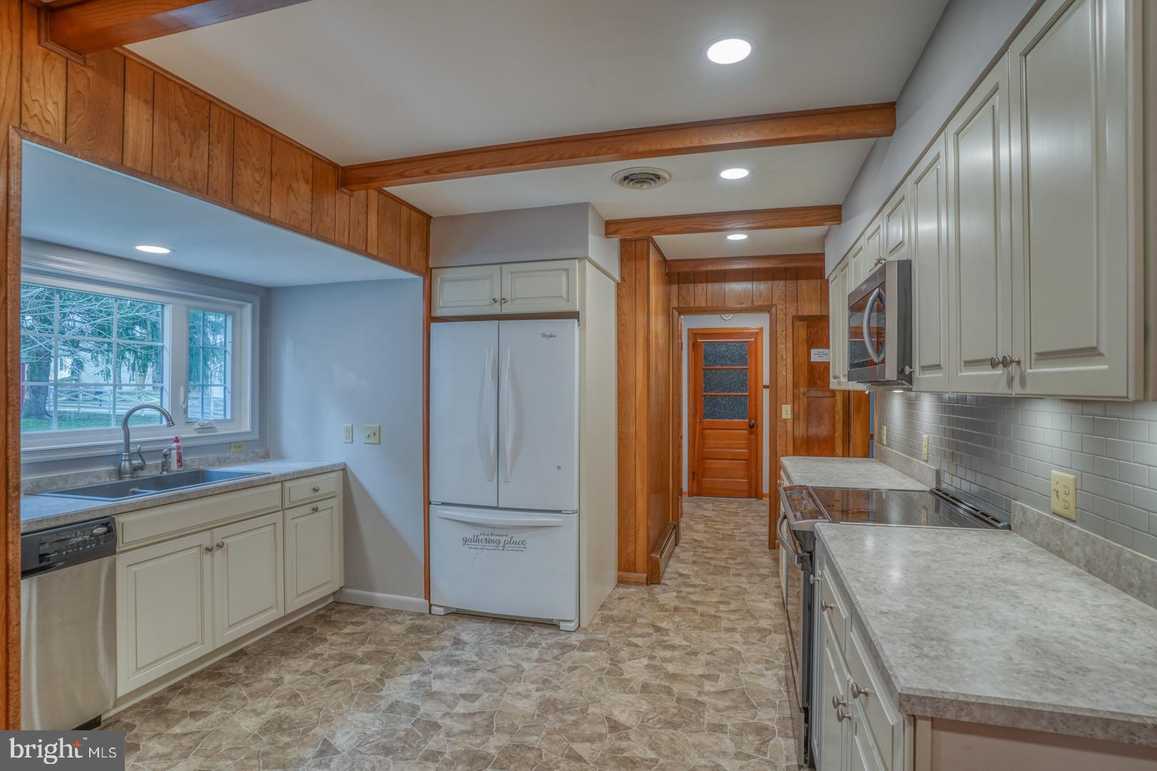 638 South Old Mill Road Dover, DE 19901 - Photo 12 of 39 Kitchen with soft close cabinets & pull outs