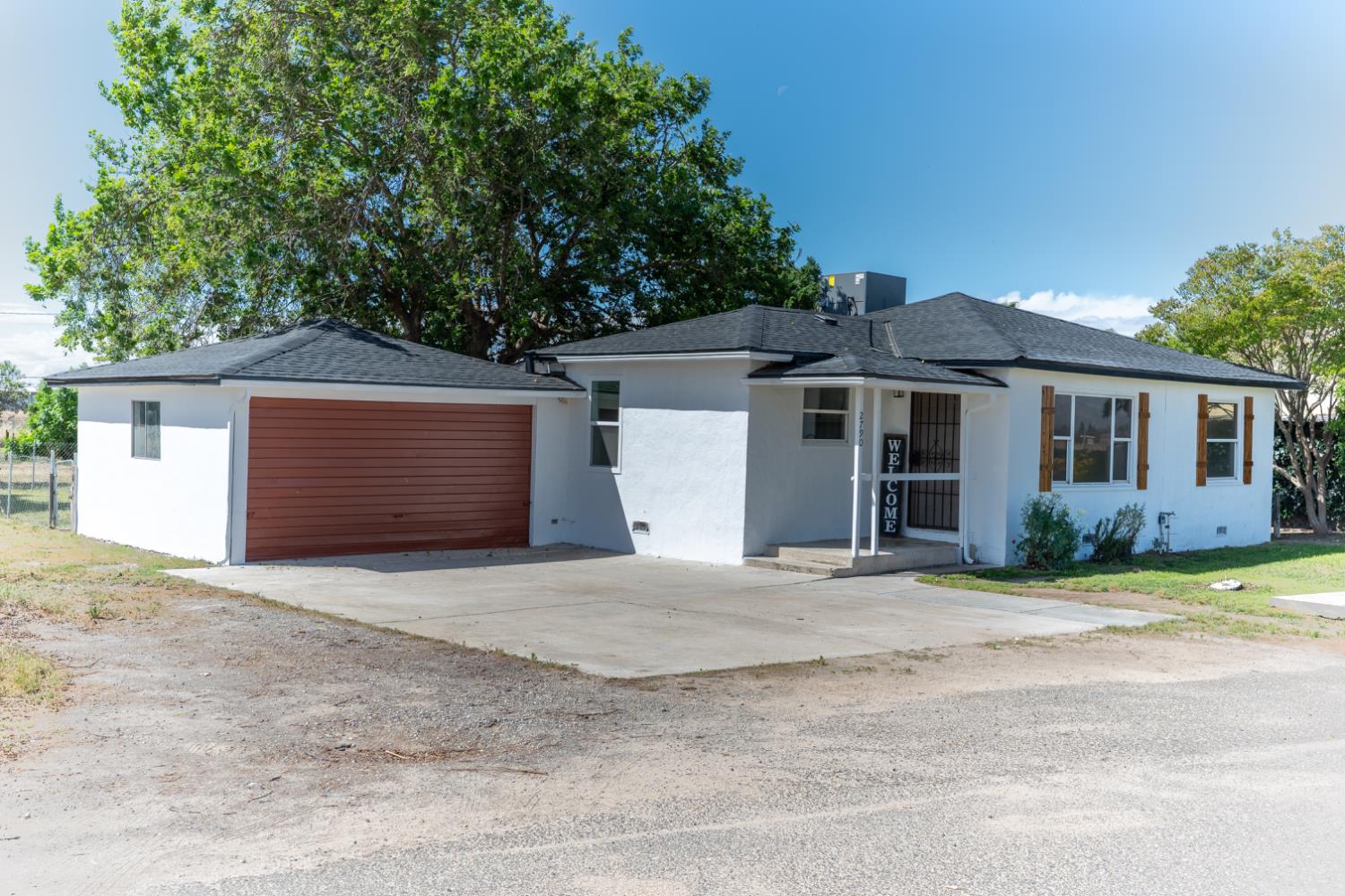 2790 Boles Street Madera, CA 93637 - Photo 2 of 19 front view of a house and a yard