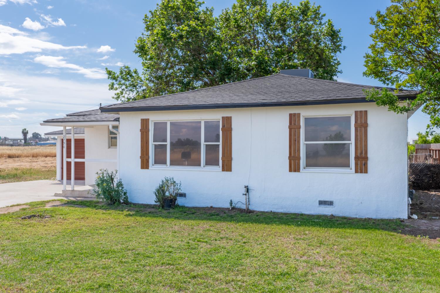 2790 Boles Street Madera, CA 93637 - Photo 3 of 19 a backyard of a house with lots of green space