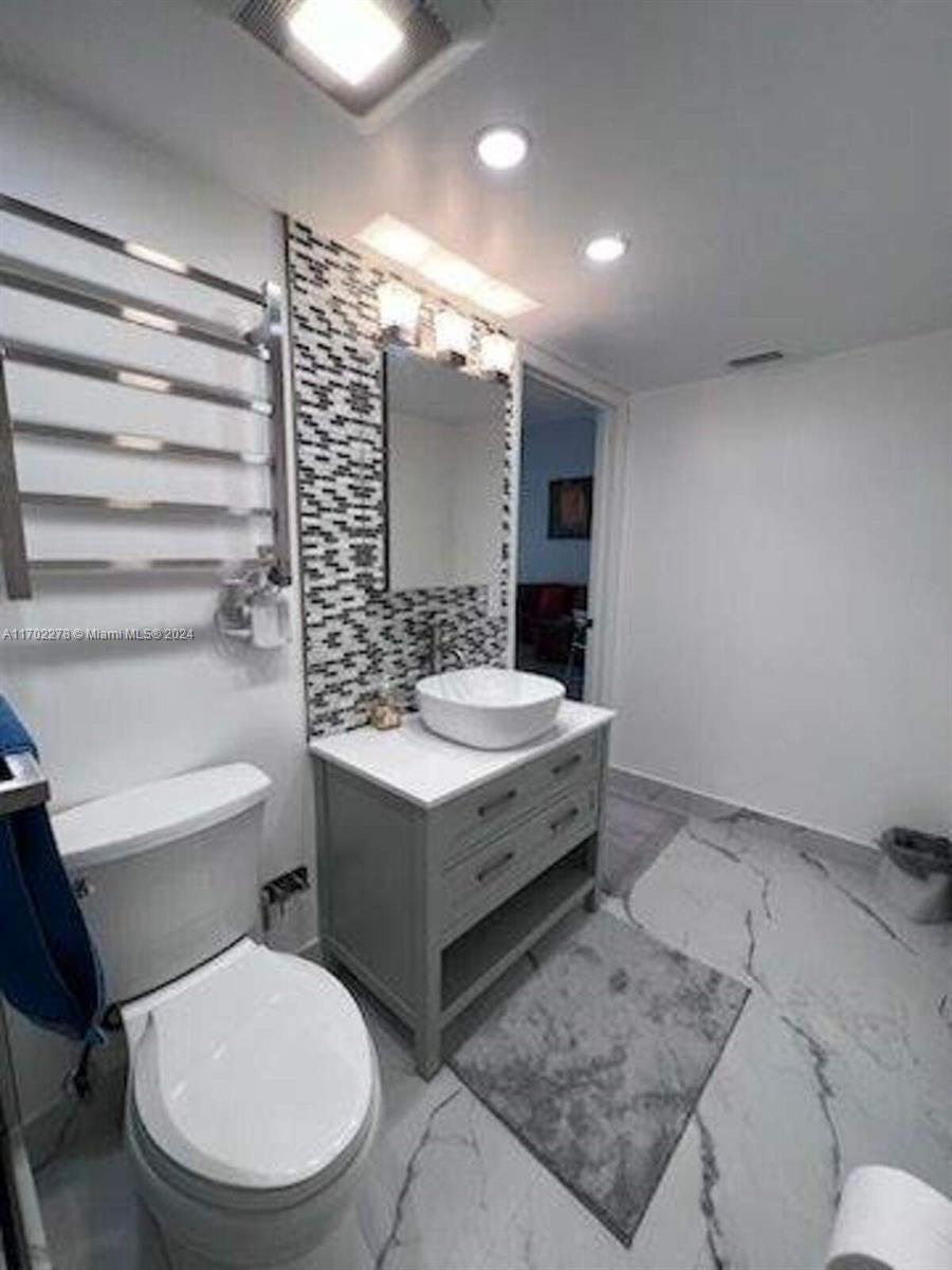 6299 La Costa Drive, Unit D Boca Raton, FL 33433 - Photo 18 of 23 a bathroom with a sink toilet vanity and tub