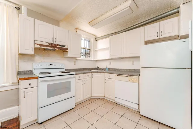 $1,800 | 16 South Oakland Avenue, Unit 2, Ventnor City, NJ 08406