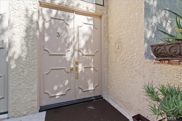 $725,000 | 5727 Etiwanda Avenue, Unit 3, Tarzana, CA 91356