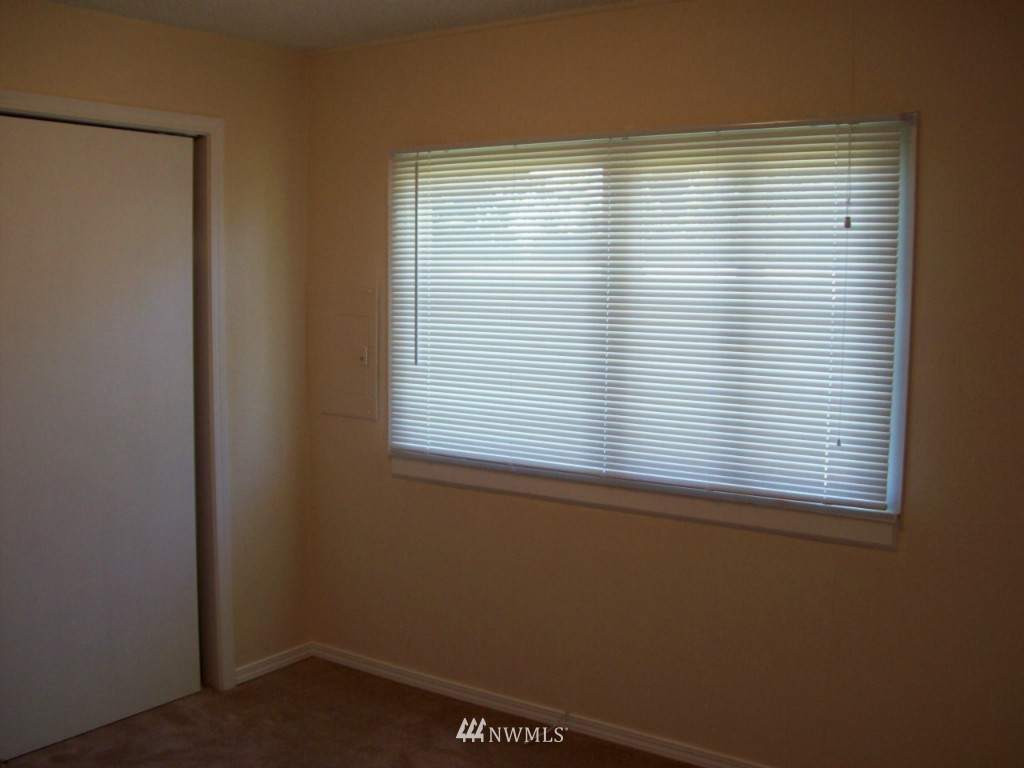 614 Index Avenue Northeast Renton, WA 98056 - Photo 4 of 14 an empty room with a window