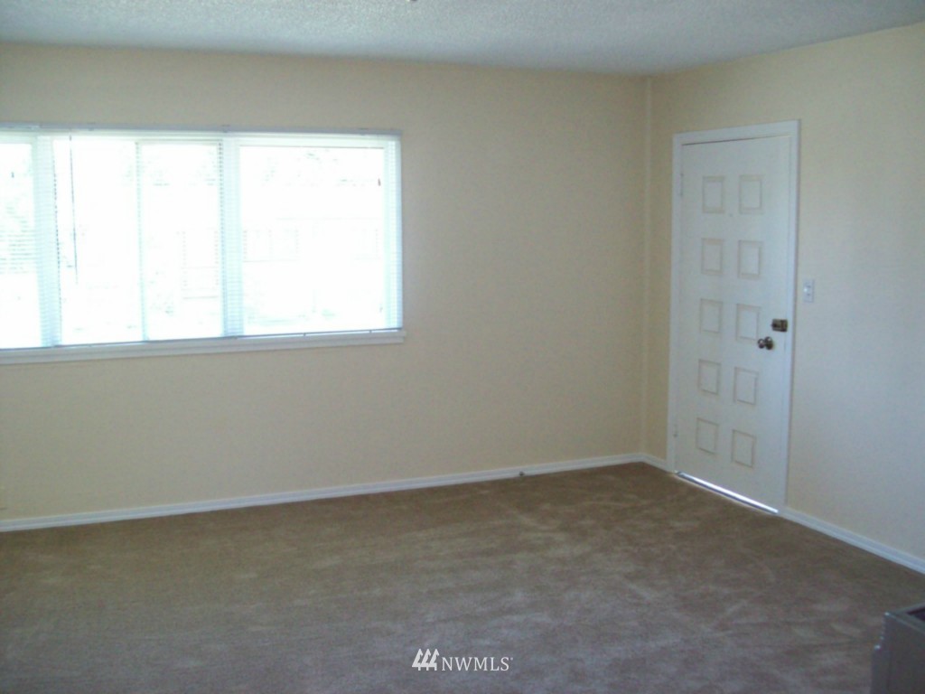 614 Index Avenue Northeast Renton, WA 98056 - Photo 7 of 14 an empty room with a window