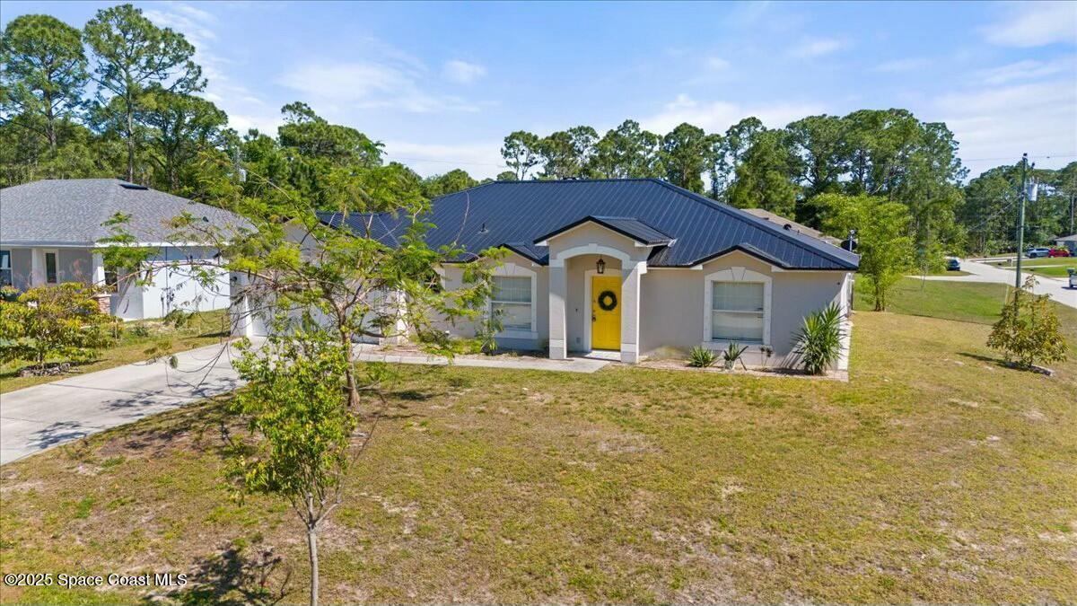 194 Saybrook Road Southwest Palm Bay, FL 32908 - Photo 30 of 35 a front view of a house with a garden
