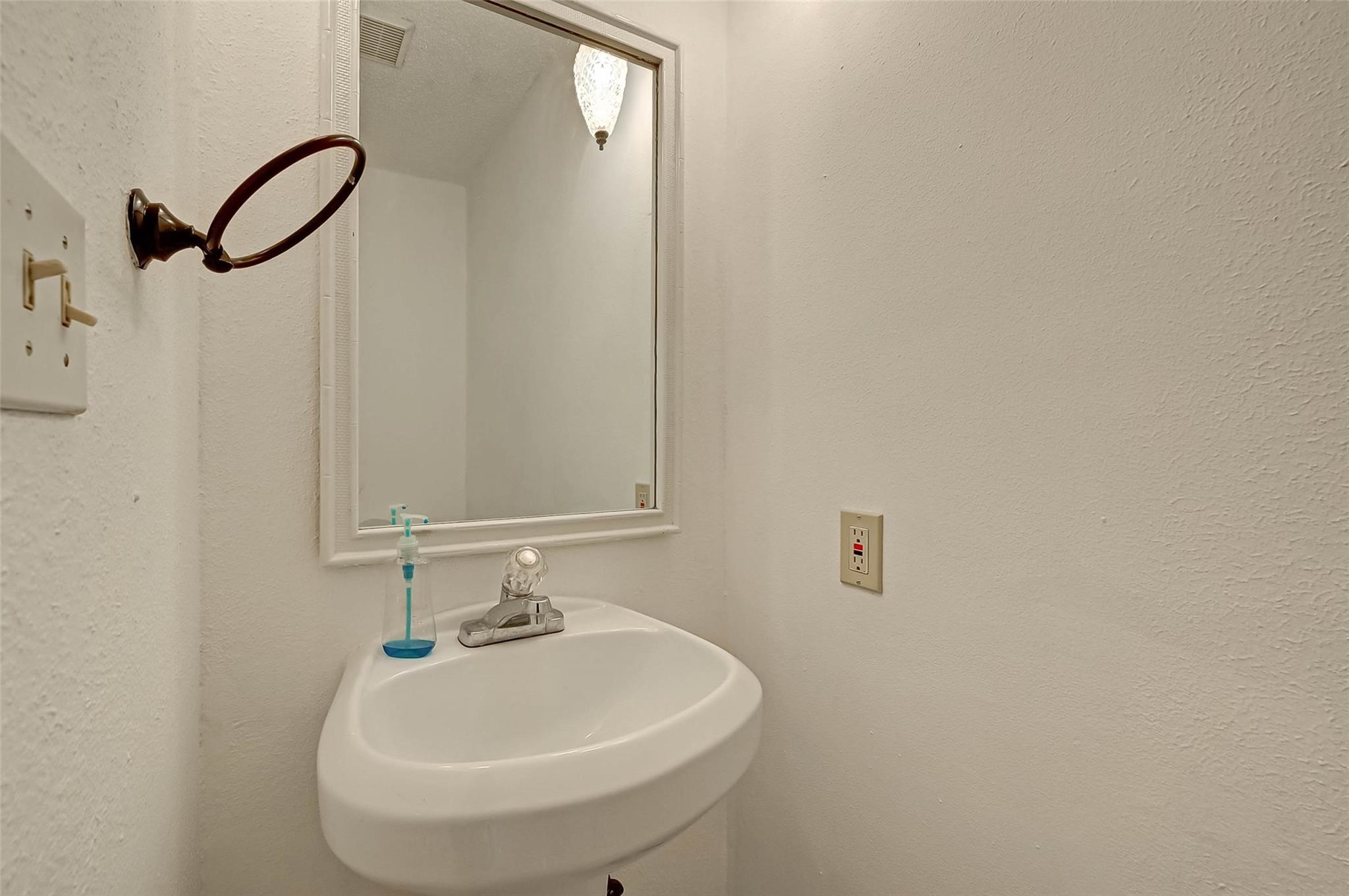 8101 Amelia Road, Unit 206 Houston, TX 77055 - Photo 20 of 32 a bathroom with a sink and a mirror