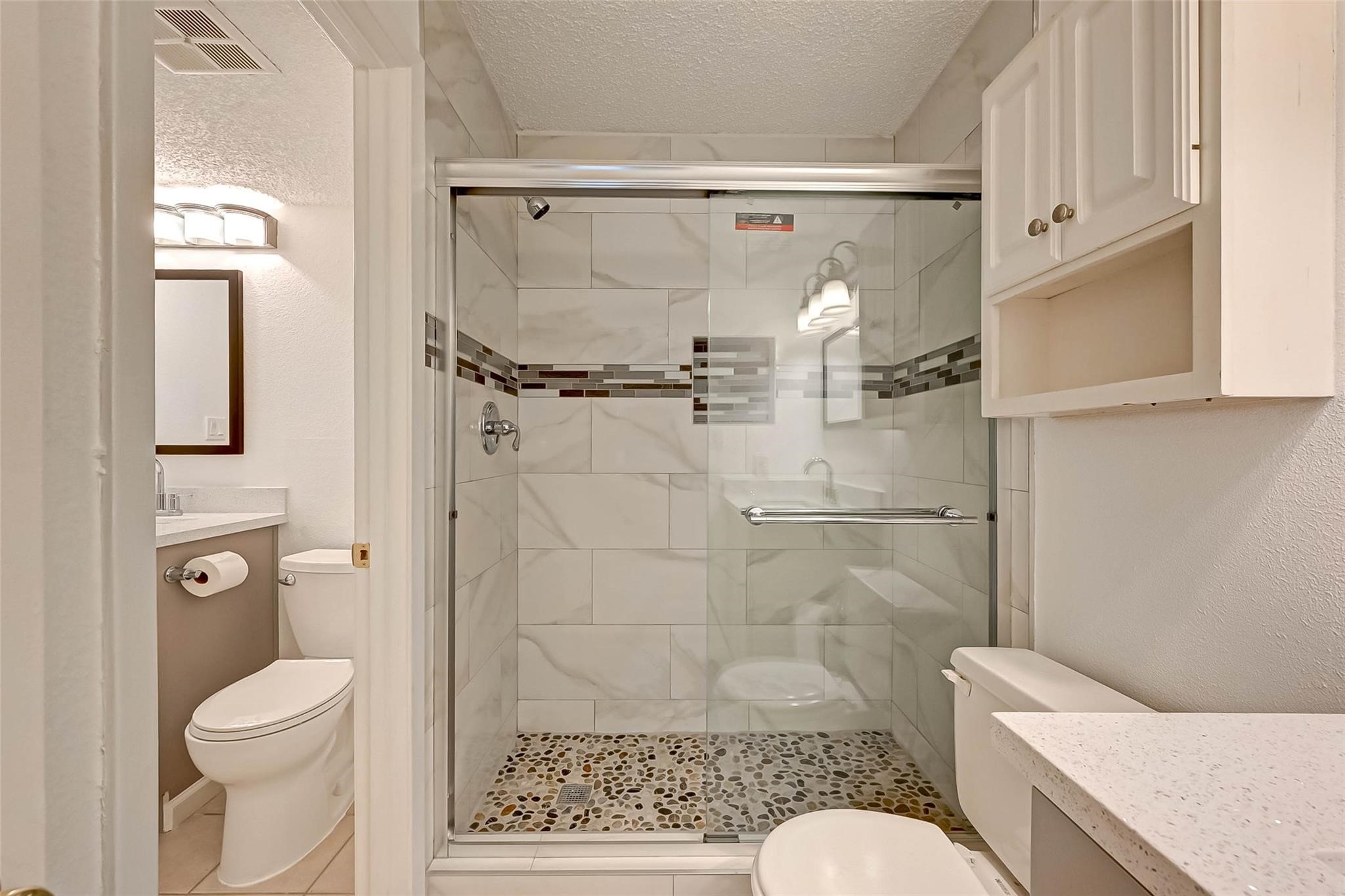 8101 Amelia Road, Unit 206 Houston, TX 77055 - Photo 28 of 32 a bathroom with a shower a toilet and a sink