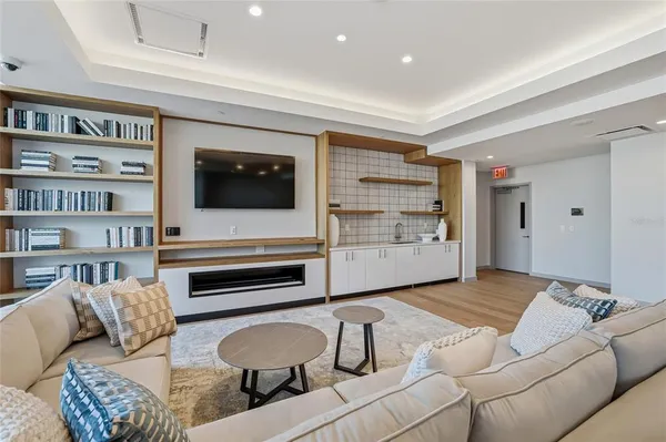 $6,800 | 400 Central Avenue, Unit 2008, St. Petersburg, FL 33701