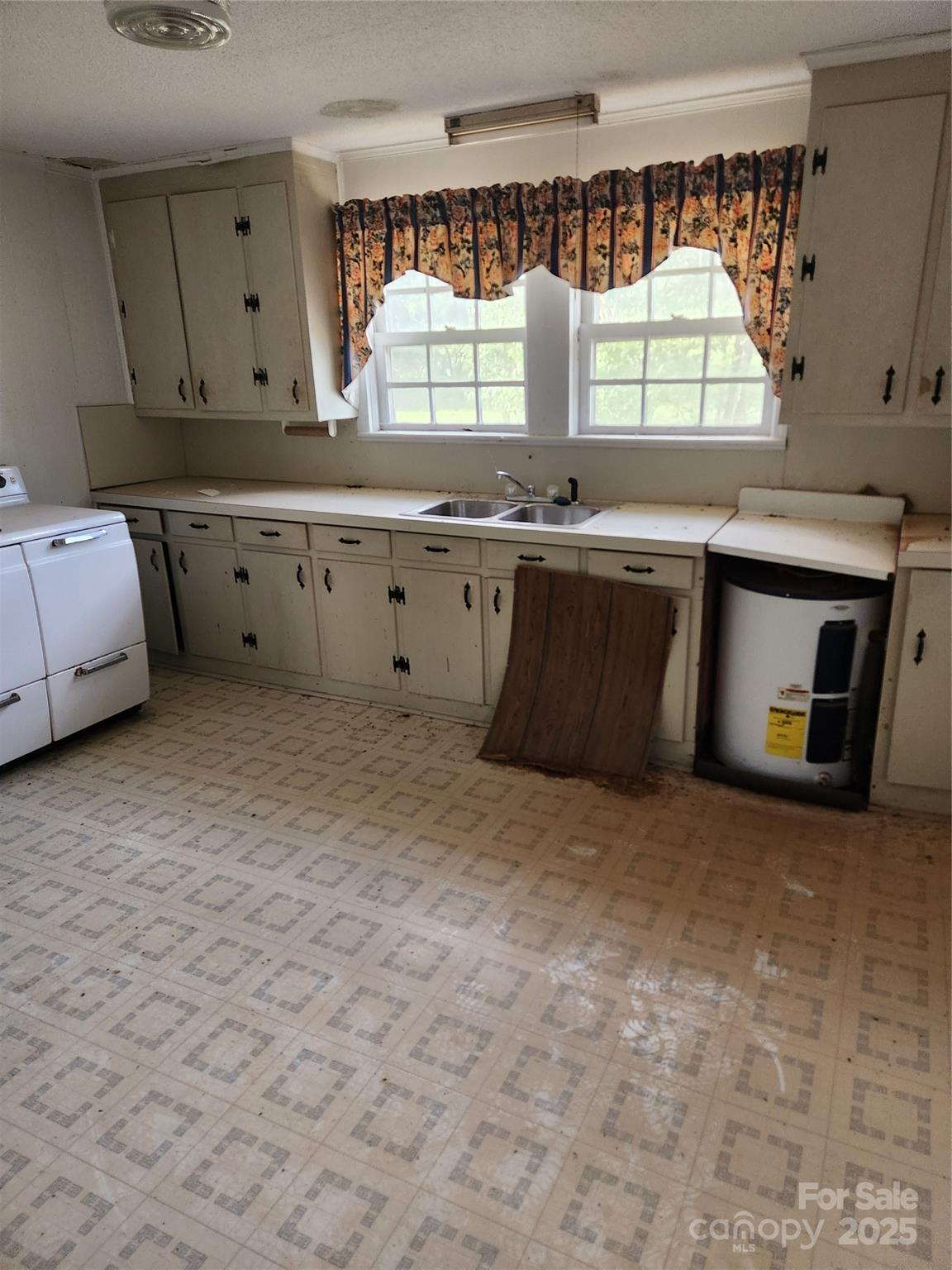 423 Tot Dellinger Road Cherryville, NC 28021 - Photo 4 of 14 a kitchen with stainless steel appliances a stove a sink and a microwave