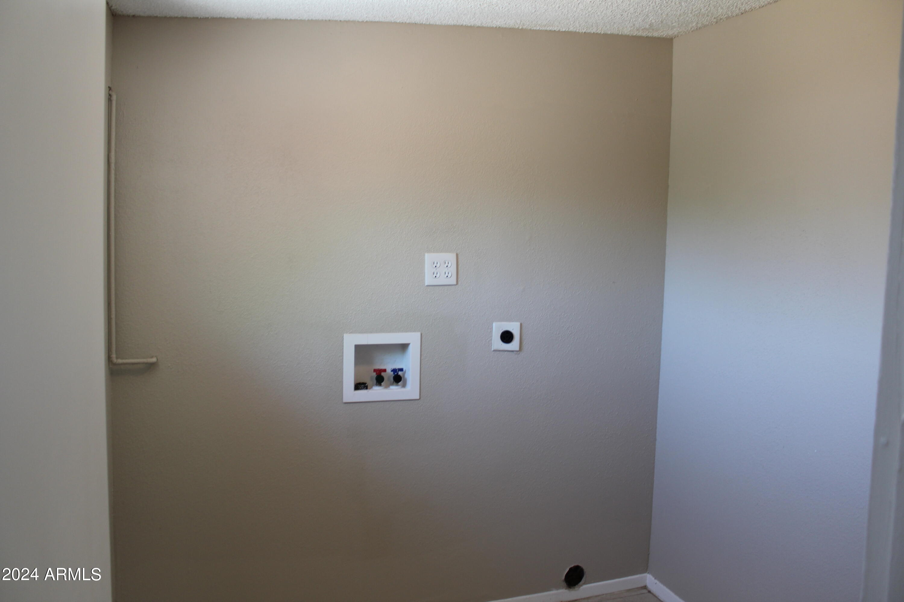 437 Hartford Road Kearny, AZ 85137 - Photo 14 of 29 laundry