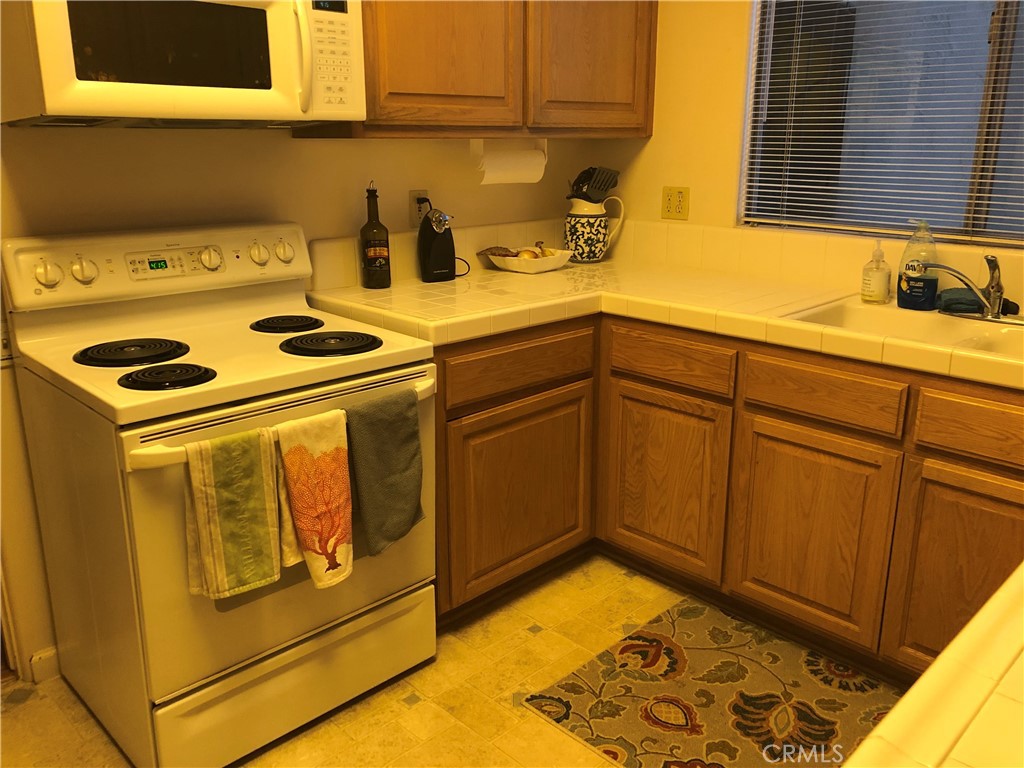 985 East California Boulevard Pasadena, CA 91106 - Photo 6 of 10 a utility room with dryer and washer