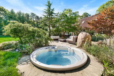 Undisclosed Address, Wainscott, NY 11975