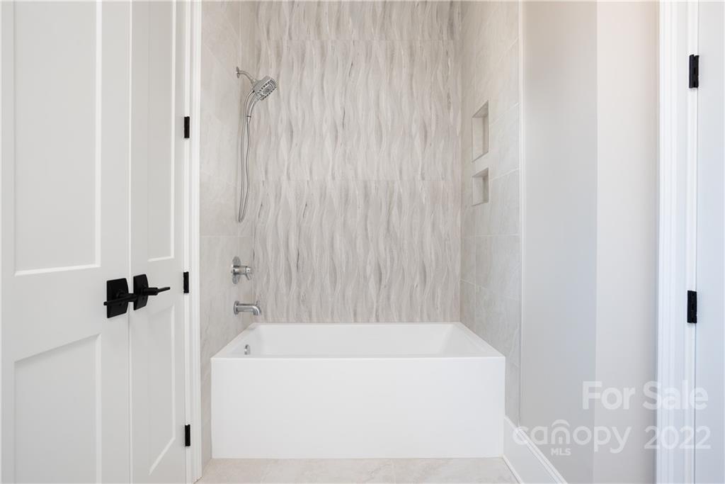 811 Naples Drive Davidson, NC 28036 - Photo 22 of 31 a bathroom with a bathtub