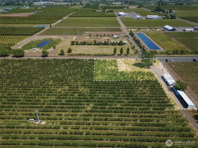 a view of a tennis court