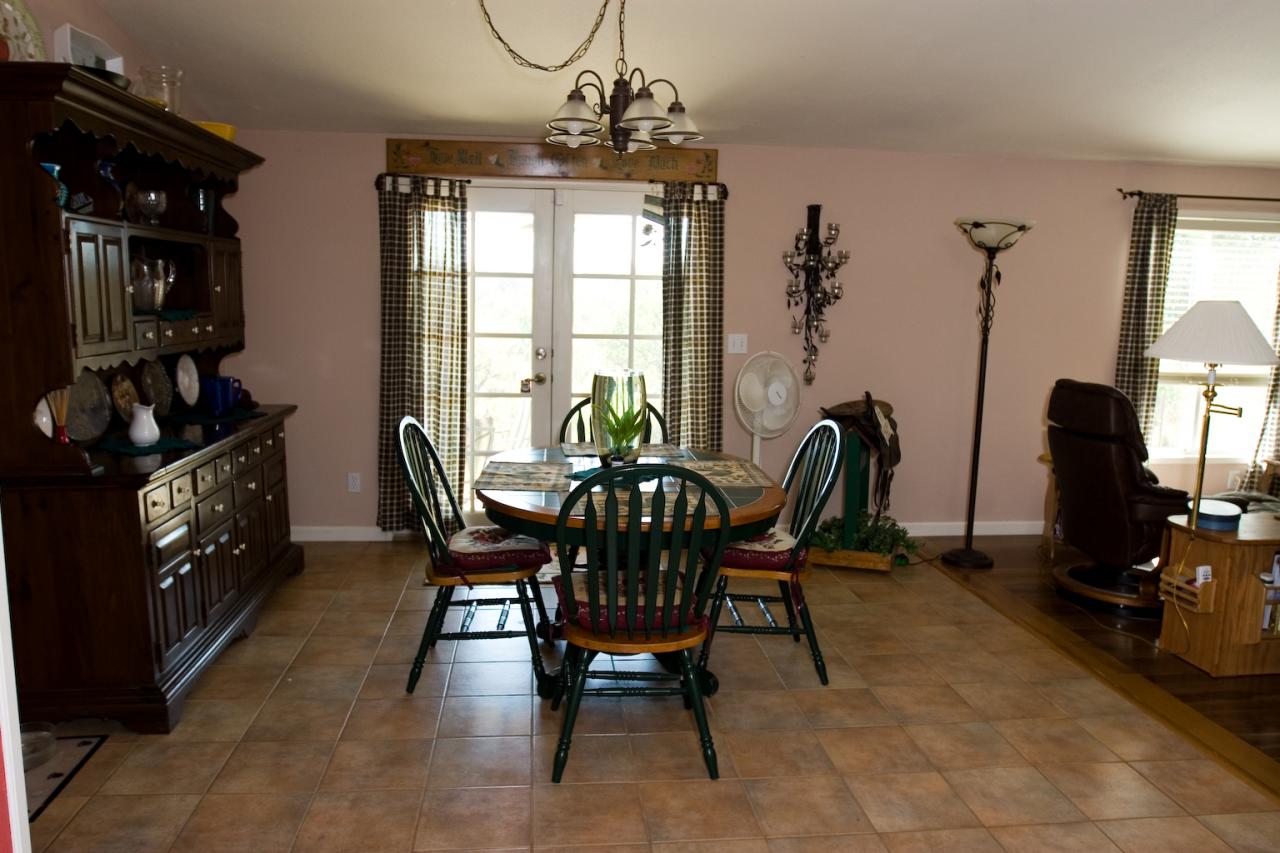 18633 Saddleback Ridge Road Cottonwood, CA 96022 - Photo 11 of 33 Dining Area